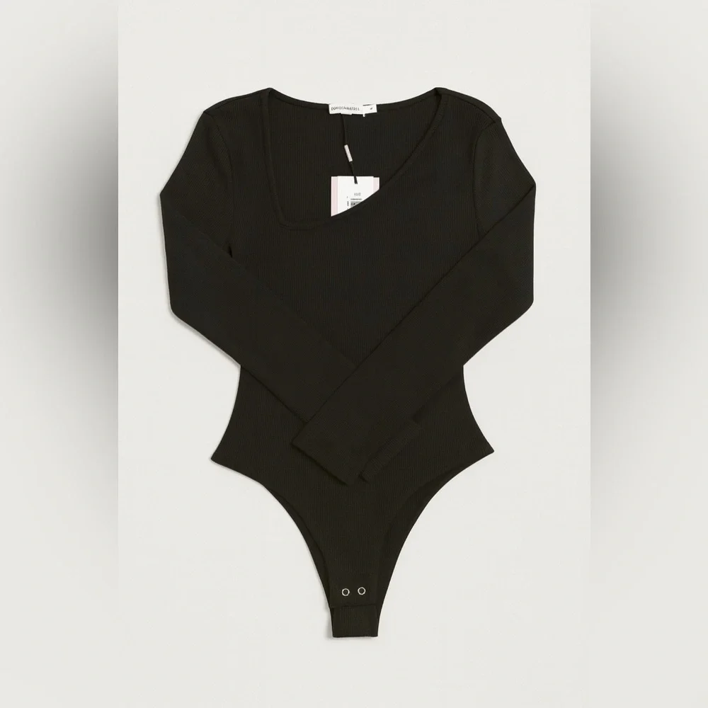 Avec Les Filles Black Ribbed Long Sleeve Bodysuit Asymmetric Neckline Medium NWT - Picture 2 of 5